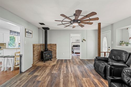 611 Rosenthal Rd, Lorena, TX, 76655-3642 | Card Image
