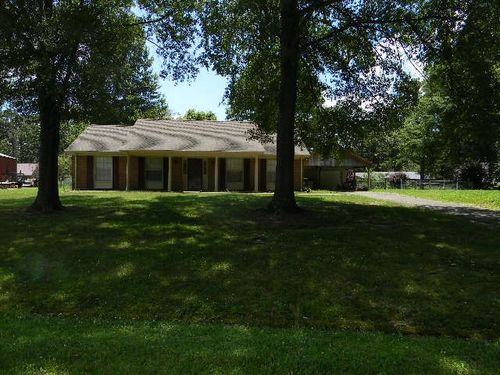 136 Park Cir, New Johnsonville, TN, 37134-9604 | Card Image