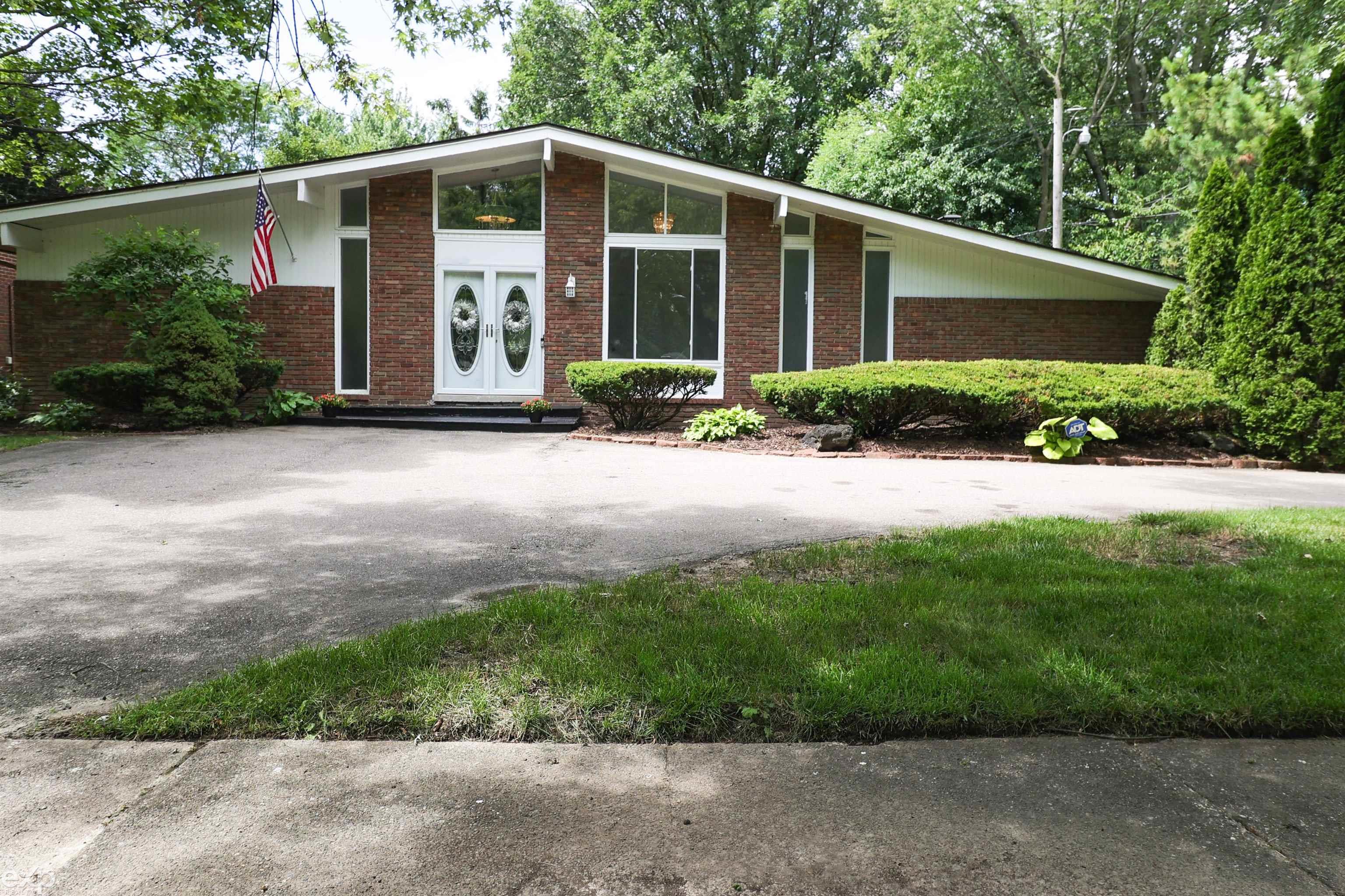 Cambridge Blvd, Lathrup Village, MI 48076