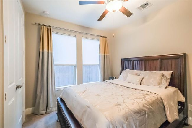 Guest suite bedroom with ceiling fan | Image 21