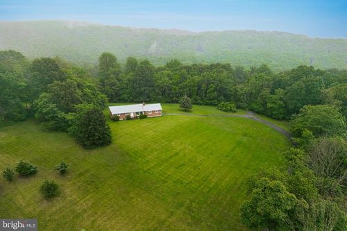 2186 Polk Valley Rd, Hellertown, PA, 18055-3033 | Card Image