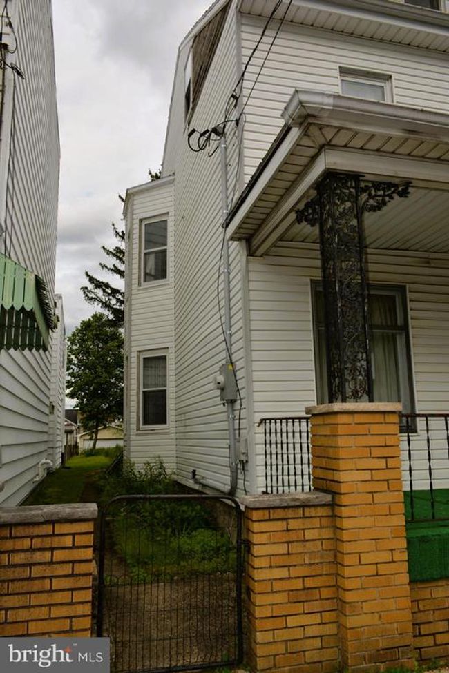 21 N Chestnut St, Home with 4 bedrooms, 2 bathrooms and null parking in Mount Carmel PA | Image 4