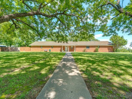330 S Harvey St, Ada, OK, 74820-7215 | Card Image