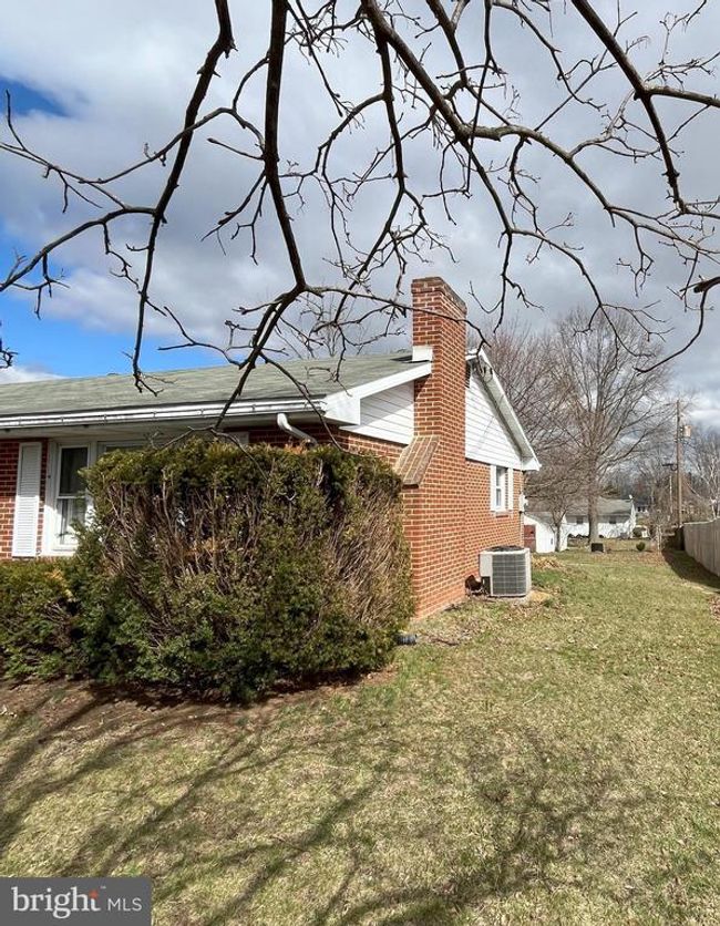 1895 Douglas Dr, House other with 3 bedrooms, 2 bathrooms and null parking in CARLISLE PA | Image 4