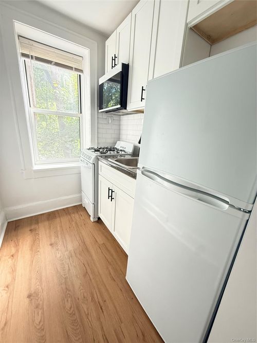 llb-98 Harding Avenue, White Plains, NY, 10606 | Card Image