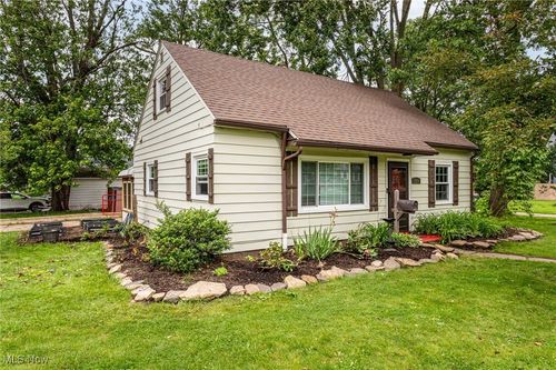 1558 9th St, Cuyahoga Falls, OH, 44221-4645 | Card Image
