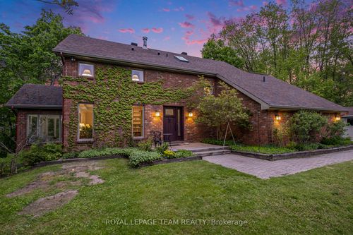 2259 Fitzroy St, Fitzroy Harbour, ON, K0A1X0 | Card Image