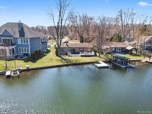 11591 Pleasant View Dr, Pinckney, MI, 48169-9558 | Card Image