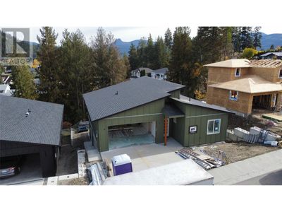 2745 Cedar Ridge St, House other with 6 bedrooms, 3 bathrooms and 4 parking in Lumby BC | Image 2