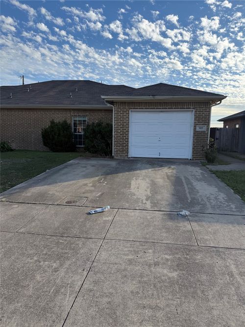 989 Lake Dr, Grand Prairie, TX, 75051-2300 | Card Image