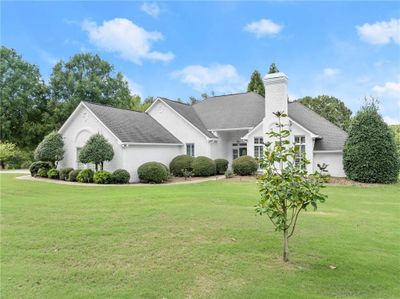 4706 Bedford Gln, House other with 3 bedrooms, 2 bathrooms and 2 parking in Flowery Branch GA | Image 3