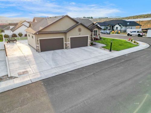 2034 Eagle Ridge Loop, Elko, NV, 89801-2490 | Card Image