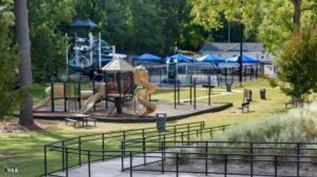 Park and Pool | Image 26
