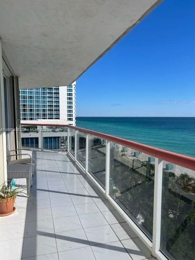 909 - 6767 Collins Ave, Condo with 2 bedrooms, 2 bathrooms and null parking in Miami Beach FL | Image 3