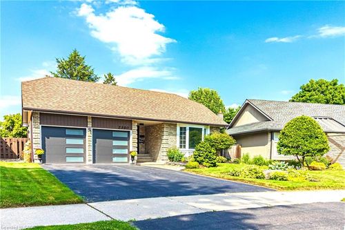 2390 Sinclair Cir, Burlington, ON, L7P3C3 | Card Image