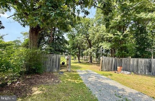 6807 Allentown Rd, TEMPLE HILLS, MD, 20748-4025 | Card Image