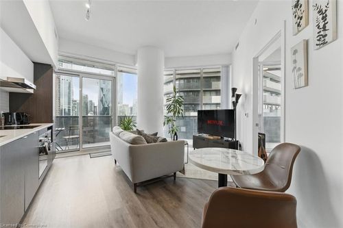 3215-138 Downes St, Toronto, ON, M5E0E4 | Card Image