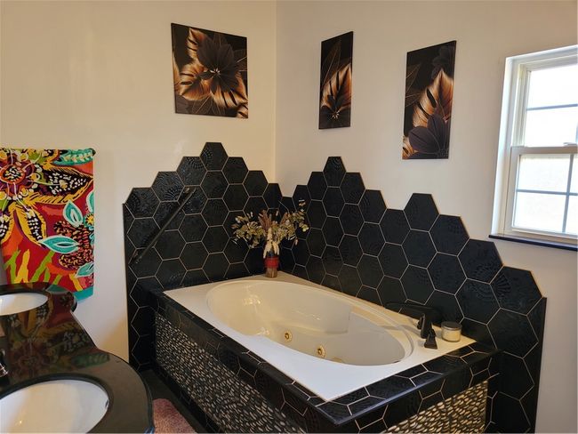 Master bath - jacuzzi tub | Image 21