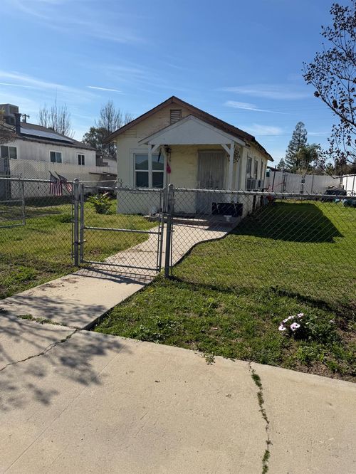 901 S 2nd St, Kerman, CA, 93630-1611 | Card Image