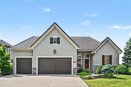8245 Westlake Dr, Parkville, MO, 64152-6215 | Card Image