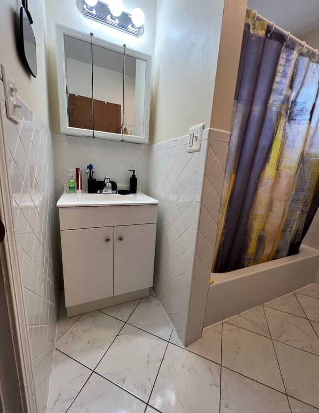 2 - 982 Dixwell Ave, Home with 3 bedrooms, 1 bathrooms and null parking in Hamden CT | Image 9