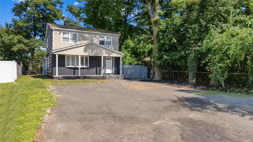 15 Pennsylvania Ave, Brentwood, NY, 11717-2358 | Card Image