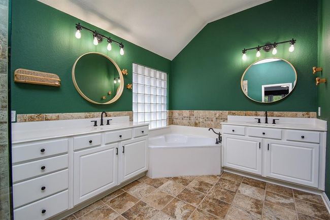 15603 Clear Pointe Dr, House other with 3 bedrooms, 2 bathrooms and 2 parking in Cypress TX | Image 6