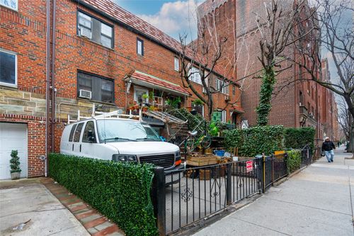 3550 84th St, Jackson Heights, NY, 11372-5368 | Card Image