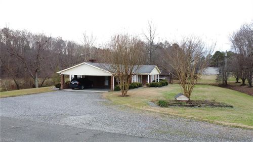 200 Oak Avenue, Mount Airy, NC, 27030 | Card Image