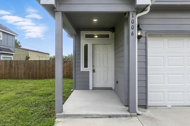 1004 E Fannin St, Home with 0 bedrooms, 0 bathrooms and null parking in Luling TX | Image 4