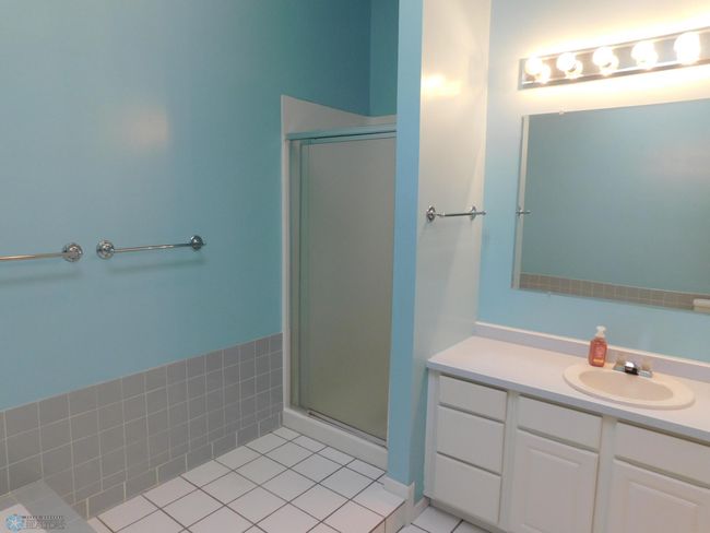 upper bathroom | Image 25
