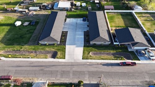 624 E 4th St, Grandview, WA, 98930 | Card Image