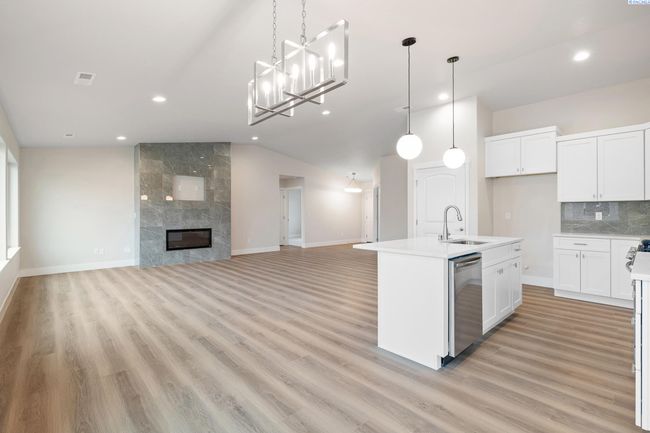 10409 Kokanee Dr, Home with 4 bedrooms, 2 bathrooms and null parking in Pasco WA | Image 9