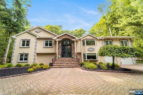 136 Willow Dr, Old Tappan, NJ, 07675-6824 | Card Image