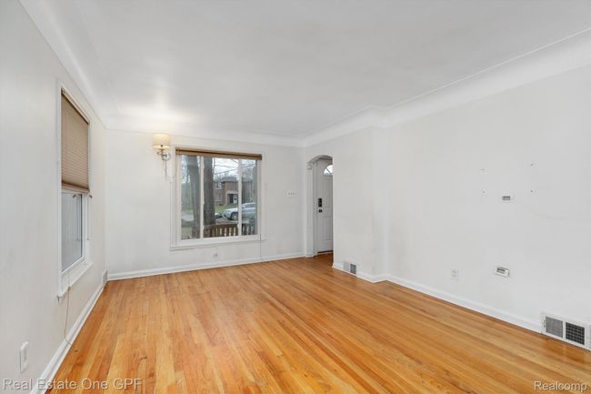 2368 Stanhope St, House other with 3 bedrooms, 2 bathrooms and null parking in Grosse Pointe Woods MI | Image 4