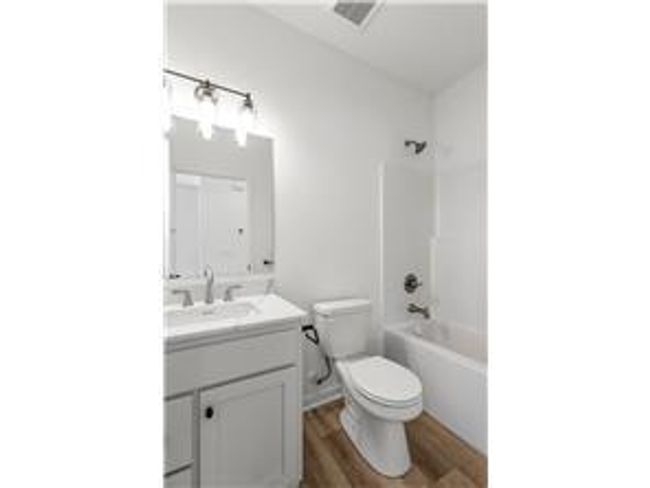 guest bath | Image 12
