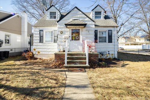 131 Goldenrod Ave, Franklin Square, NY, 11010-4416 | Card Image
