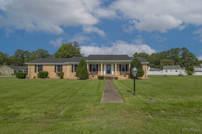 Ranch-style house with a front lawn | Image 27
