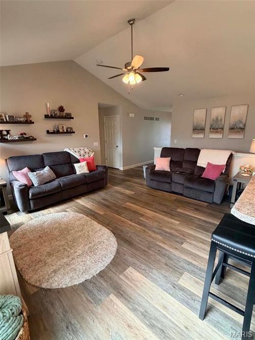 1716 Meade Ct, Pacific, MO, 63069-3638 | Card Image
