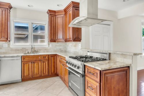 2-83 Beaumont St, Fairfield, CT, 06824-5702 | Card Image