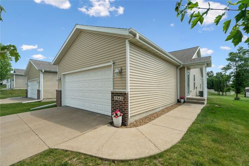 1562 Hunters Creek Way, Marion, IA, 52302-7105 | Card Image