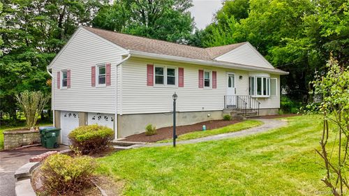 43 Lancer Dr, Newburgh, NY, 12550-3827 | Card Image