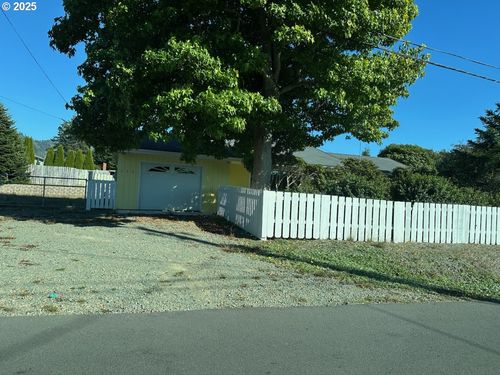 204 Alder St, Brookings, OR, 97415-9638 | Card Image