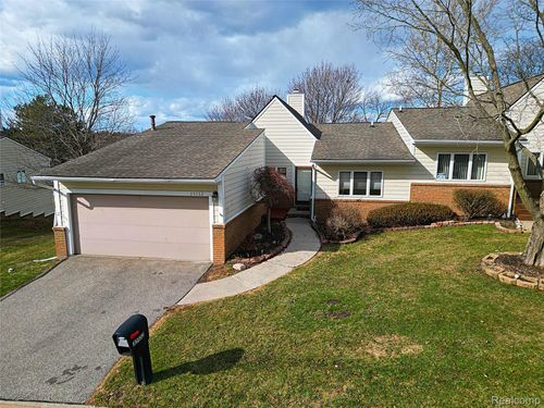 37-35132 Meadow Ln, Farmington Hills, MI, 48335-2534 | Card Image