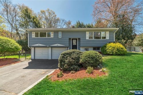 595 Echo Glen Ave, River Vale, NJ, 07675-5607 | Card Image