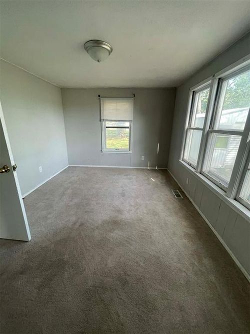 437 S Peachtree St, Ponca City, OK, 74601-5927 | Card Image