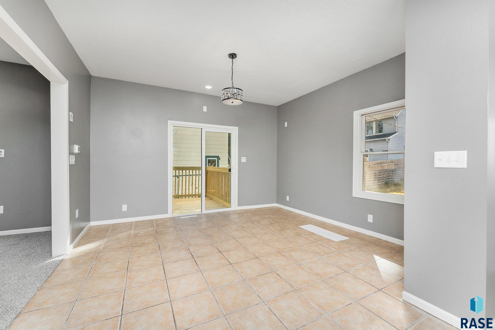 8th St, Sioux Falls, SD 57104