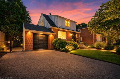 19 E 34th St, Hamilton, ON, L8V3W2 | Card Image