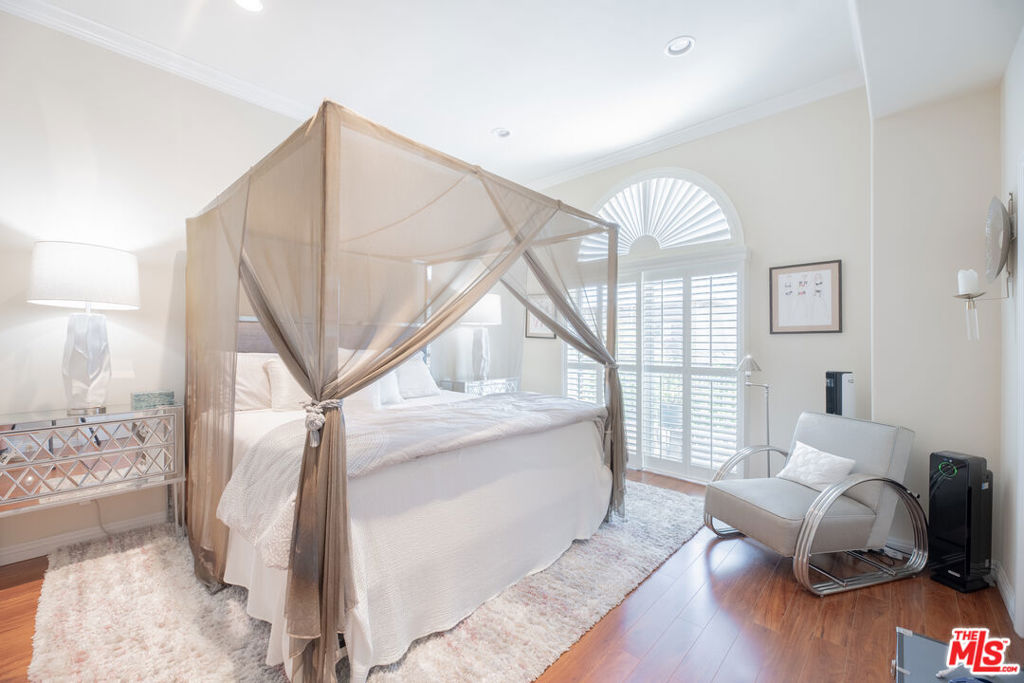 Residential Lease in Valley Village 4