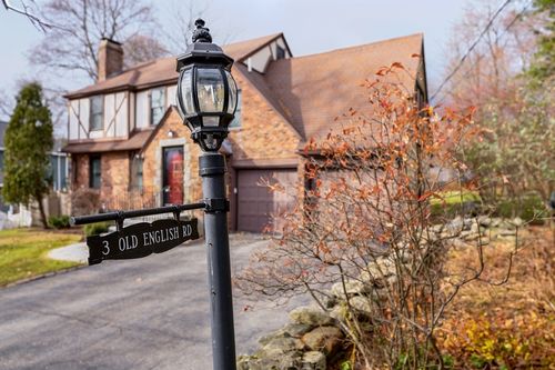 3 Old English Rd, Worcester, MA, 01609-1305 | Card Image